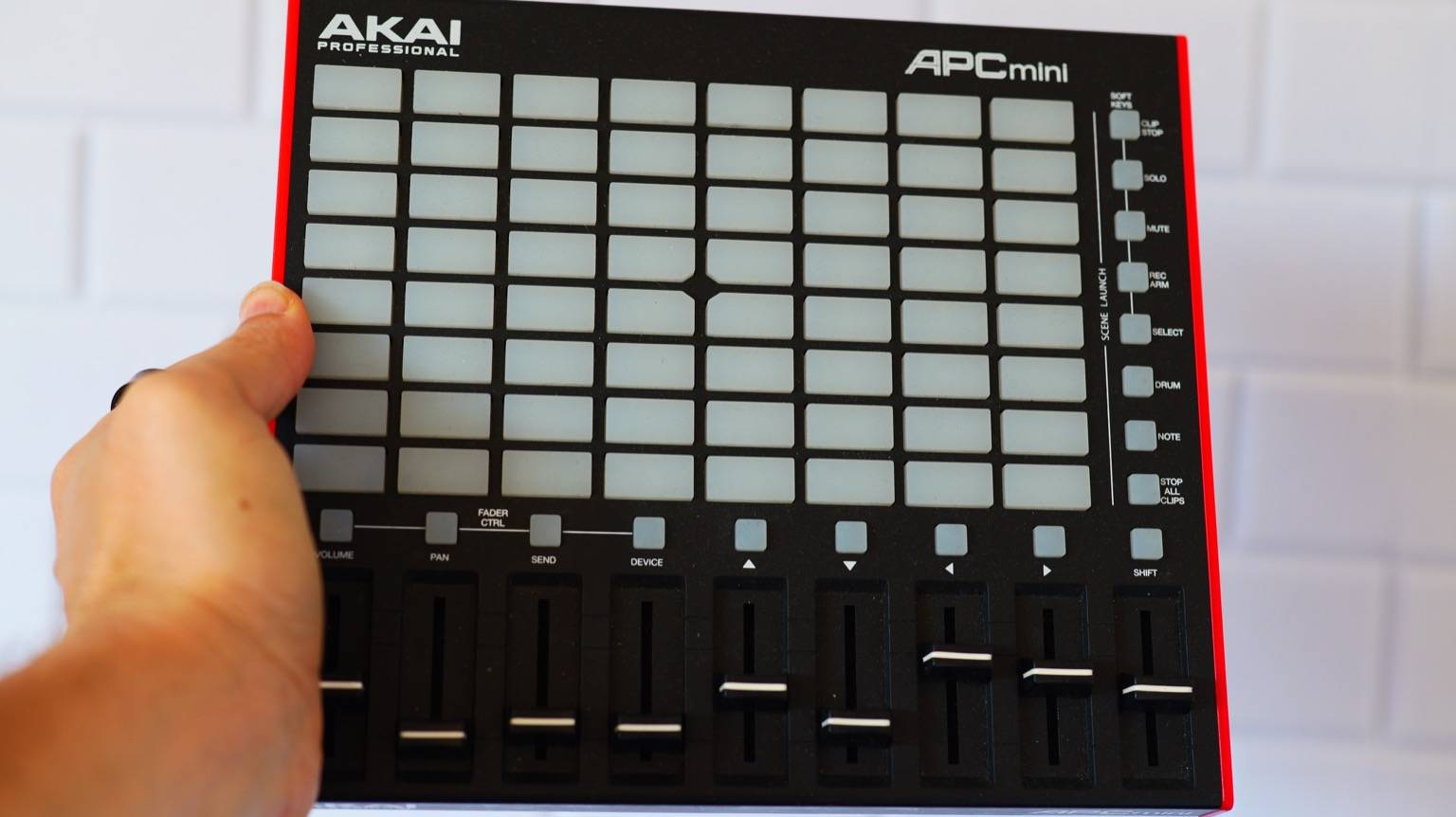 Akai APC Mini MK2 en el setup de otrestres