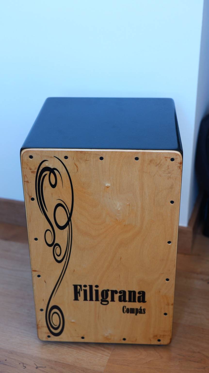 Cajon Flamenco Filigrana Compas en el setup de otrestres