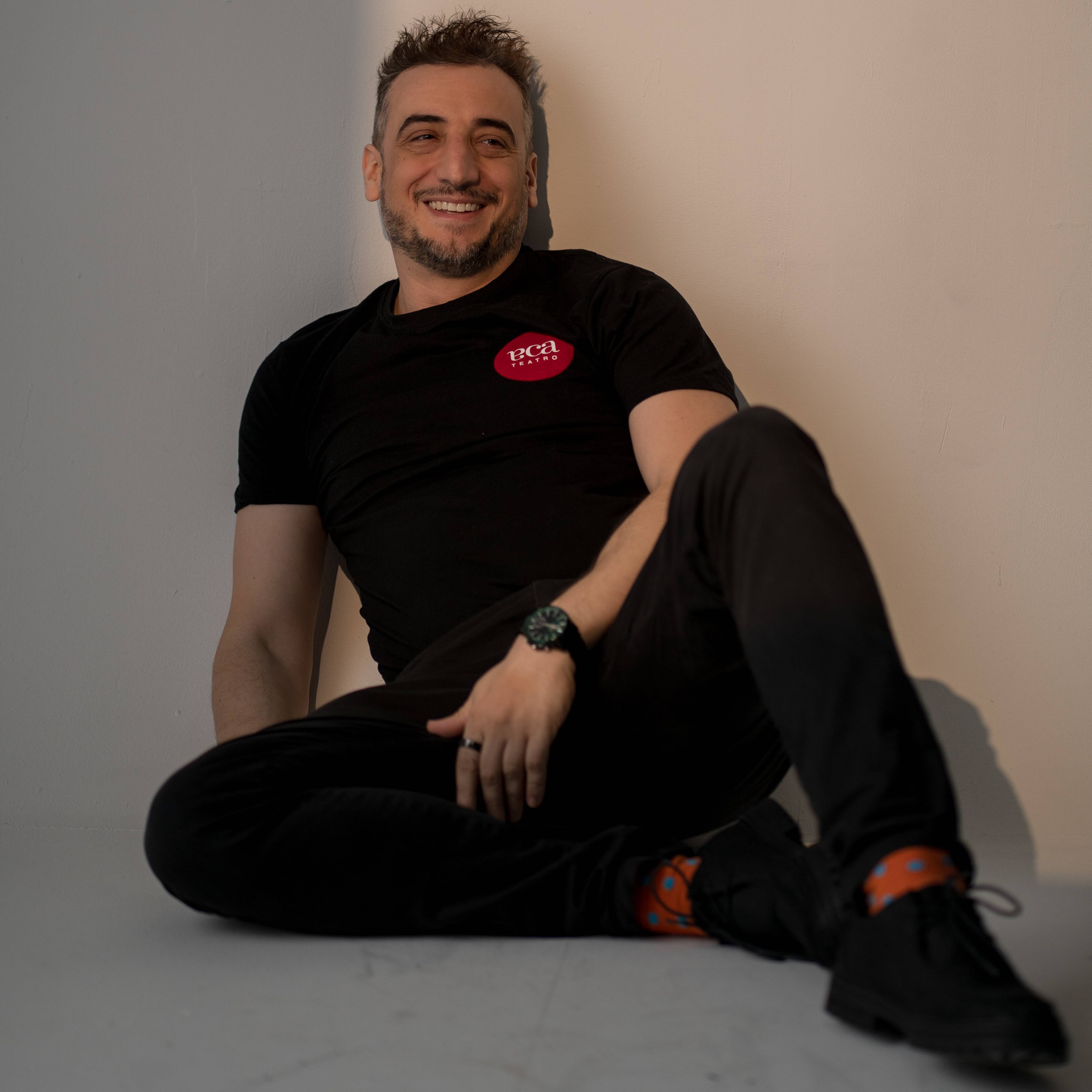 otrestres sentado en un retrato para la página de su equipo musical