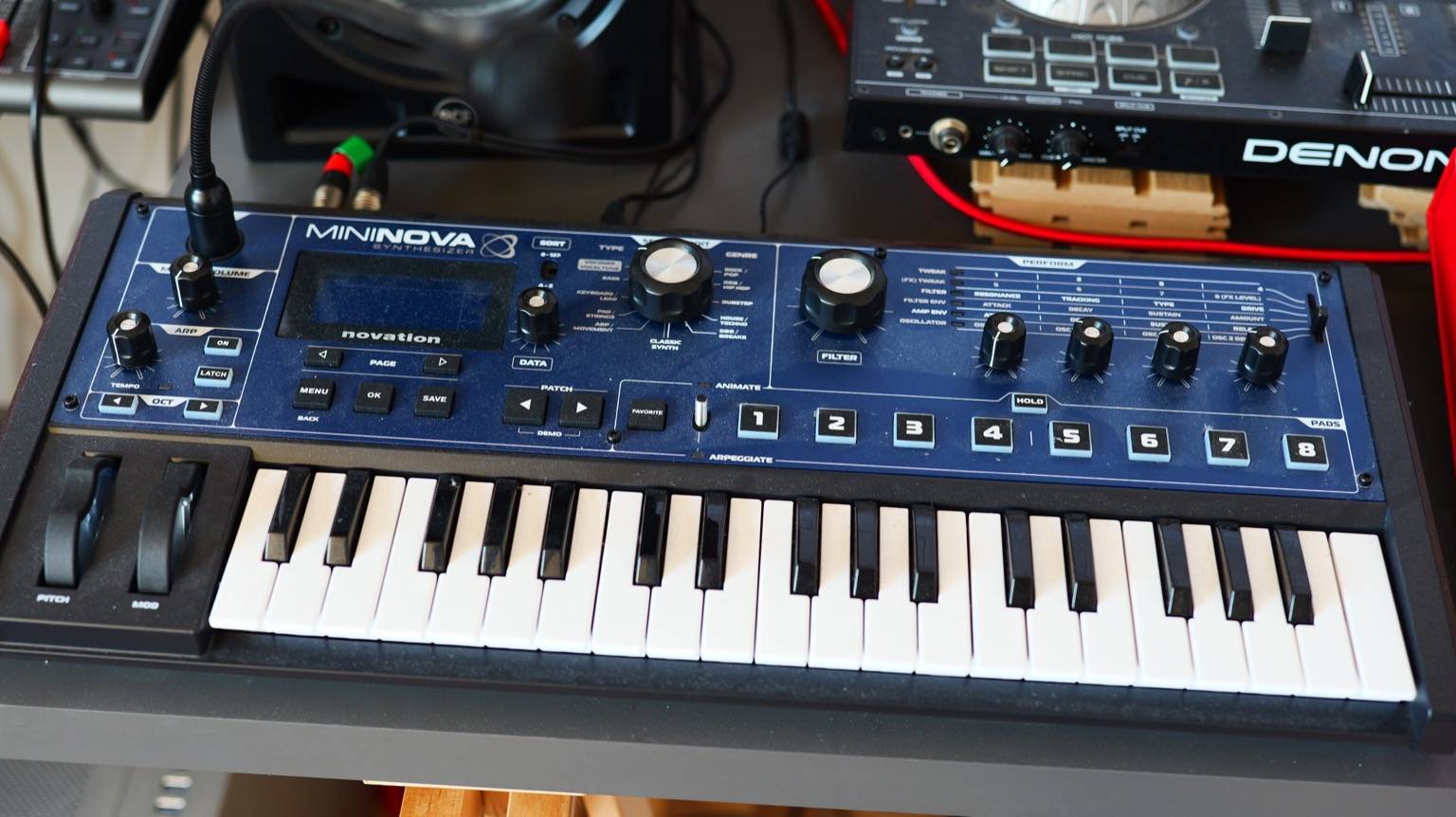 Novation MiniNova en el setup de otrestres